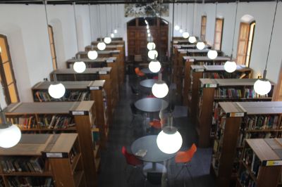 La biblioteca cuenta con un espacio silencioso para la lectura y el estudio.