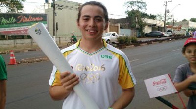 Cristóbal exhibe orgulloso la antorcha olímpica que debió transportar en Foz de Iguazú, Brasil.
