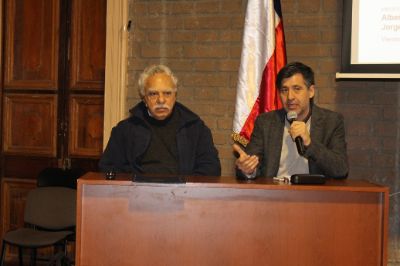 Académicos del Departamento Urbanismo, Alberto Gurovich y Jorge Insulza, comentaron los trabajos de los estudiantes del magíster. 