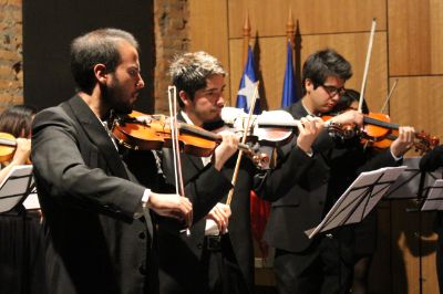 Igor Osses (primero a la izquierda), director de la Camerata y violinista.