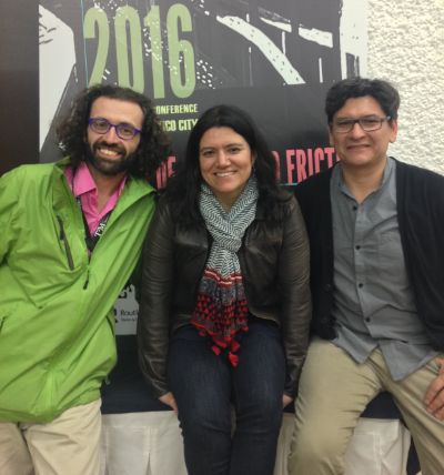 Juan Antonio Carrasco, de la Universidad de Concepción, junto a los académicos FAU Paola Jirón y Walter Imilan.