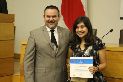 El director de Pregrado, académico Pedro Soza, hizo entrega del reconocimiento a la estudiante Jessica Andrea Villalón Núñez.