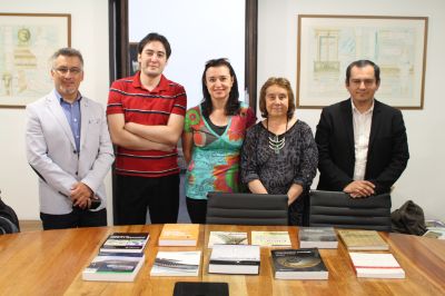 Rodrigo Lam y Rafael Bombardiere de Bentley Chile, junto a la profesora Gabriela Manzi, la Decana Marcela Pizzi y el profesor Alberto Fernández.