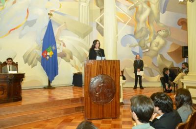 La Directora de la Carrera de Arquitectura, Prof. Gabriela Muñoz, invitó a los nuevos profesionales a ser portadores del respeto a las diferencias y diversidad, uno de los sellos de la U. de Chile.