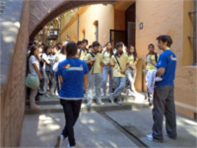 Estudiantes del Colegio San Félix recorriendo las dependencias de la FAU 