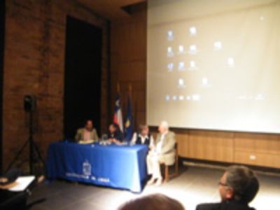 La primera mesa, compuesta por Joan Macdonald, Paulina Saball y Miguel Lawner.