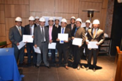 Los 15 trabajadores que recibieron su certificado de la ENOC de Jefe de Obra. 