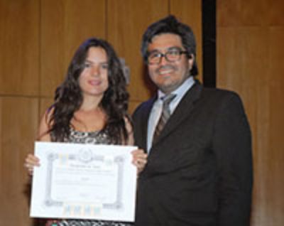 La Diputada y ex alumna FAU, Camila Vallejo, recibiendo su título de Geógrafa por parte del profesor Enrique Aliste. 