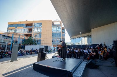 Pilar Barba, vicerrectora de Extensión y Comunicaciones, se refirió al propósito de la organización de las actividades bajo el compromiso de la universidad por la educación para la democracia y la inclusión del acto musical. 