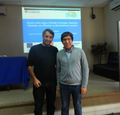 El Dr. Pablo Salas junto al Dr. Andrés Plaza, quienes estrecharon lazos de colaboración en diversas investigaciones en la Universidad de Cambridge (UK).