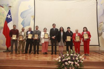 Premio de "Reconocimiento" a funcionarios de nuestra Facultad de Ciencias Forestales y de la Conservación de la Naturaleza