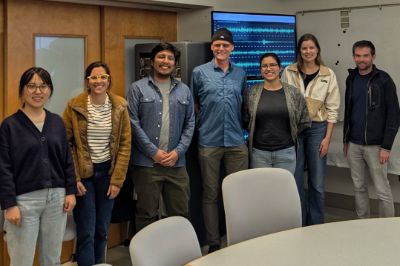 Grupo de tectónica activa de UC Berkeley. De izquierda a derecha, las y los investigadores, Bo Rong, Alba Rodrigo Padilla, Javier Ojeda, Roland Bürgmann, Isis Lemus, Anna Jegen y Zachary Smith.