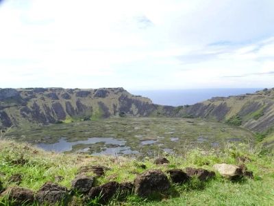 Vista del humedal Rano Raraku al interior del Parque Nacional Rapa Nui.