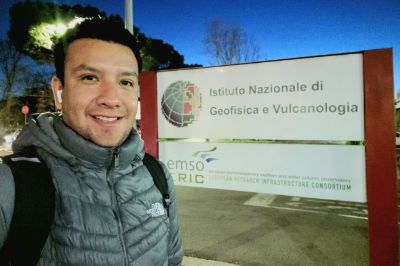 En el Istituto Nazionale di Geofisica e Vulcanologia, Rogelio Torres realizó su pasantía doctoral con la investigadora Aybige Akinci y su equipo de investigadores.