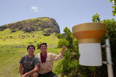 Los estudiantes del DGF, Simón Lecaros y Rafael Morales, junto a la estación meteorológica instalada por ambos en Rapa Nui.
