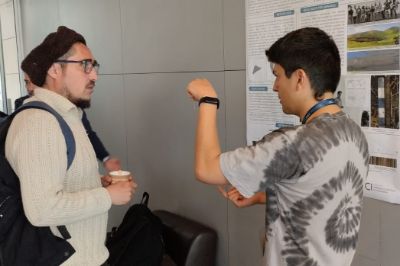 El estudiante del DGF, Rafael Morales (a la derecha), participó en CTI 2024 con un póster de investigación e intervenciones en una de las charlas plenarias y en un panel de conversación. 