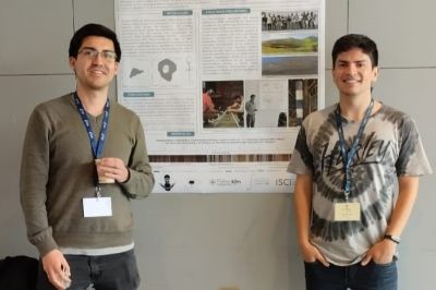 Los estudiantes del DGF, Simón Lecaros y Rafael Morales, durante una de las sesiones de pósters del Congreso Tecnológico Indígena (CTI) 2024, realizado en la FCFM.