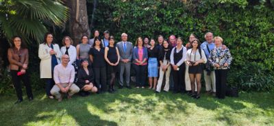 El Embajador Mora y Antonia Urrejola se fotografiaron con los alumnos/as que asistieron a su conferencia.