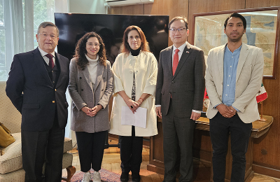 Prof. Carlos Olguín; Diputada Gael Yeomans; Directora del IEI, prof. Dorotea López; Embajador de Corea en Chile, Kim Hak-jae, y el Director del Programa de Estudios Coreano, prof. Andrés Bórquez.