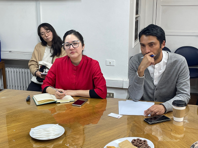 Isabel Cabaña junto al Coordinador del Programa de Estudios Asiáticos del IEI, prof. Andrés Bórquez.