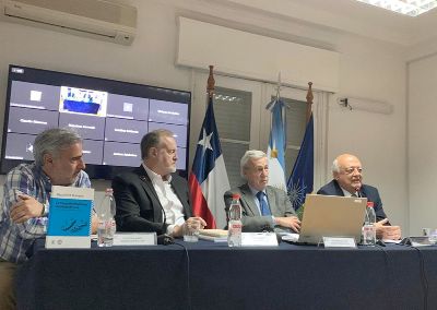 Agustín Romero, el Embajador Rafael Bielsa, el prof. Alberto van Klaveren y el ex Embajador José Antonio Viera-Gallo.