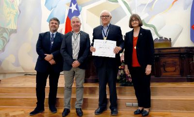 Rectora U. de Chile reconoce 40 años servicio Dr. Fernando Vio