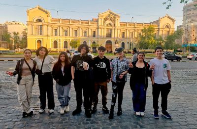 Estudiantes Liceo Bicentenario Insular frente a la Casa Central de la Universidad de Chile