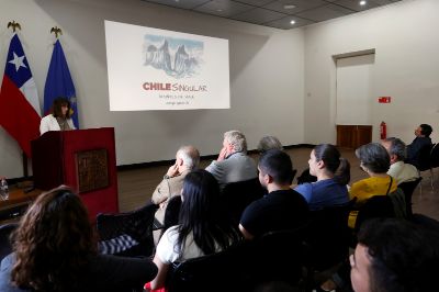 La Prorrectora de la Universidad de Chile, profesora Alejandra Mizala, participó este miércoles del lanzamiento del libro.