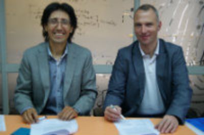 El Director de la AMTC, Javier Ruiz del Solar, y el Director del Depto. de Procesamiento de minerales del HIF, Dr. Urs A. Peuker.