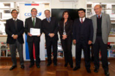 Autoridades tanto de la FCFM como de la Universidad recibieron el certificado por parte de Corfo.