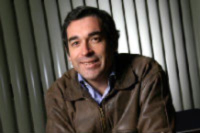 El Prof. Gabriel Vargas del Departamento de Geología. 