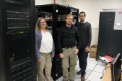 Ingenieros de la Universidad de California en San Diego instalando los nuevos equipos en el CSN.