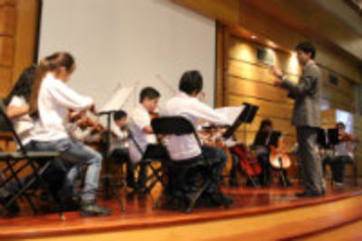 La Orquesta Infantil de Cuerdas del Colegio República de Siria, Ñuñoa, abrió la ceremonia en el Auditorio Gorbea de Beauchef.