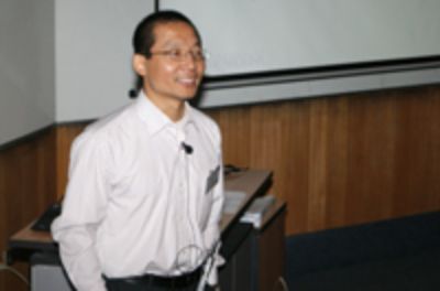 Bin Zhang, profesor asistente del Departamento de Ingeniería Eléctrica de la Universidad de Carolina del Sur.