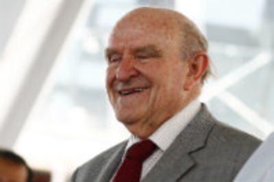 El Prof. González fue Decano de la FCFM entre 1984 y 1985.