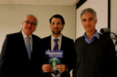 Pablo junto al Prof. Pablo Estévez, académico del DIE y guía de su tesis, y Pablo Zegers.