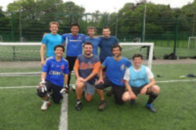 Los beauchefianos participaron en el equipo de fútbol de su empresa, logrando una destacada participación. 