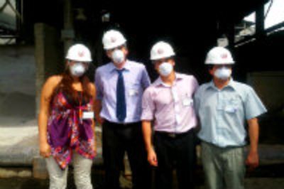 Un grupo de beauchefianos en la empresa de cemento Semen Gresik Indonesia, la más importante en rubro del país asiático. 