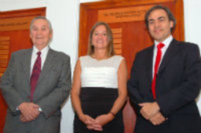 Los dos beauchefianos premiados junto al vicedecano de la FCFM, Felipe Álvarez.