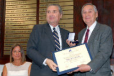 Raúl Uribe recibiendo el diploma del Premio al Ingeniero por Acciones Distinguidas por parte del presidente del Instituto de Ingenieros, Alexander Chechilnitzky. 