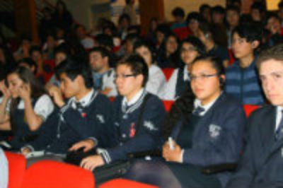 Los estudiantes llenaron el Auditorio Gorbea de la FCFM. 