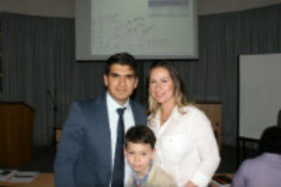 El Dr. Garzón, junto a su señora e hijo, viajó hace cuatro años desde Colombia para cursar este programa de Doctorado en la FCFM.