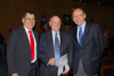 Decano Patricio Aceituno, Prof. Guillermo González y el presidente de Conicyt y ex decano de la FCFM, Francisco Brieva. 