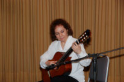 Ximena Matamoros,  académica de la Facultad de Artes de la U. de Chile y compositora de vasta trayectoria nacional e internacional, interpretó dos temas en guitarra. 