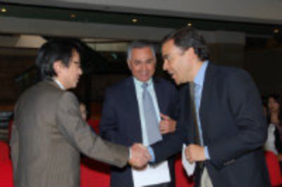 El vicedecano de la FCFM, Felipe Álvarez, junto a las autoridades de Nissan Marubeni. 