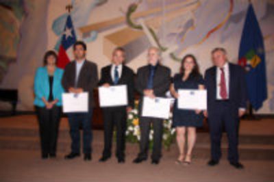 Los académicos de la FCFM recibieron los galardones por parte de las autoridades de la Universidad. 