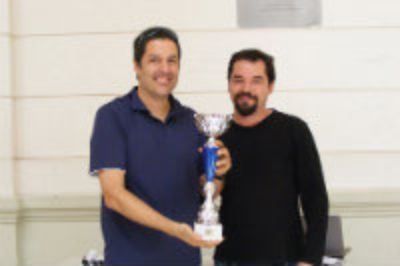 Jorge Egger fue el jugador que resultó ganador y recibió la copa de la mano del árbitro Hanssel Amaro.