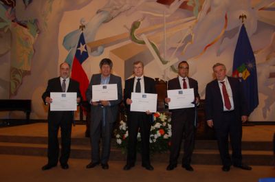 Los académicos y funcionarios recibieron un diploma y medalla por parte del rector Ennio Vivaldi. 