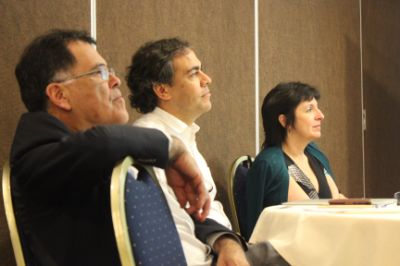El decano de la FCFM, Patricio Aceituno, el vicedecano Felipe Álvarez y la directora de Postgrado de la U. de Chile, Alicia Salomone.  