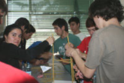 En el Laboratorio de Sólidos, los estudiantes debieron crear una estructura de fideos y silicona que midiera 50 cm.